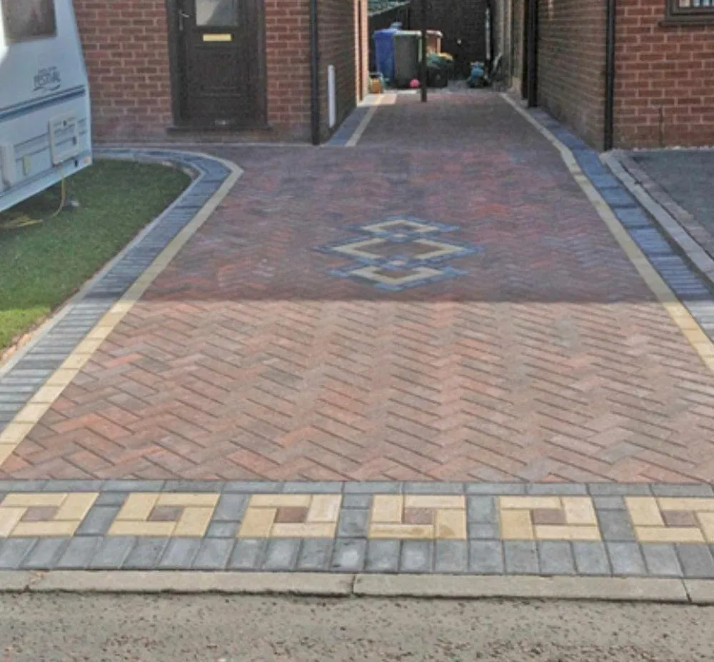 Block paving driveway by Urban Planet Construction