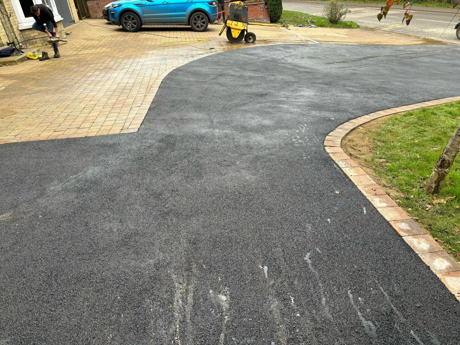 Tarmac driveway by Urban Planet Construction