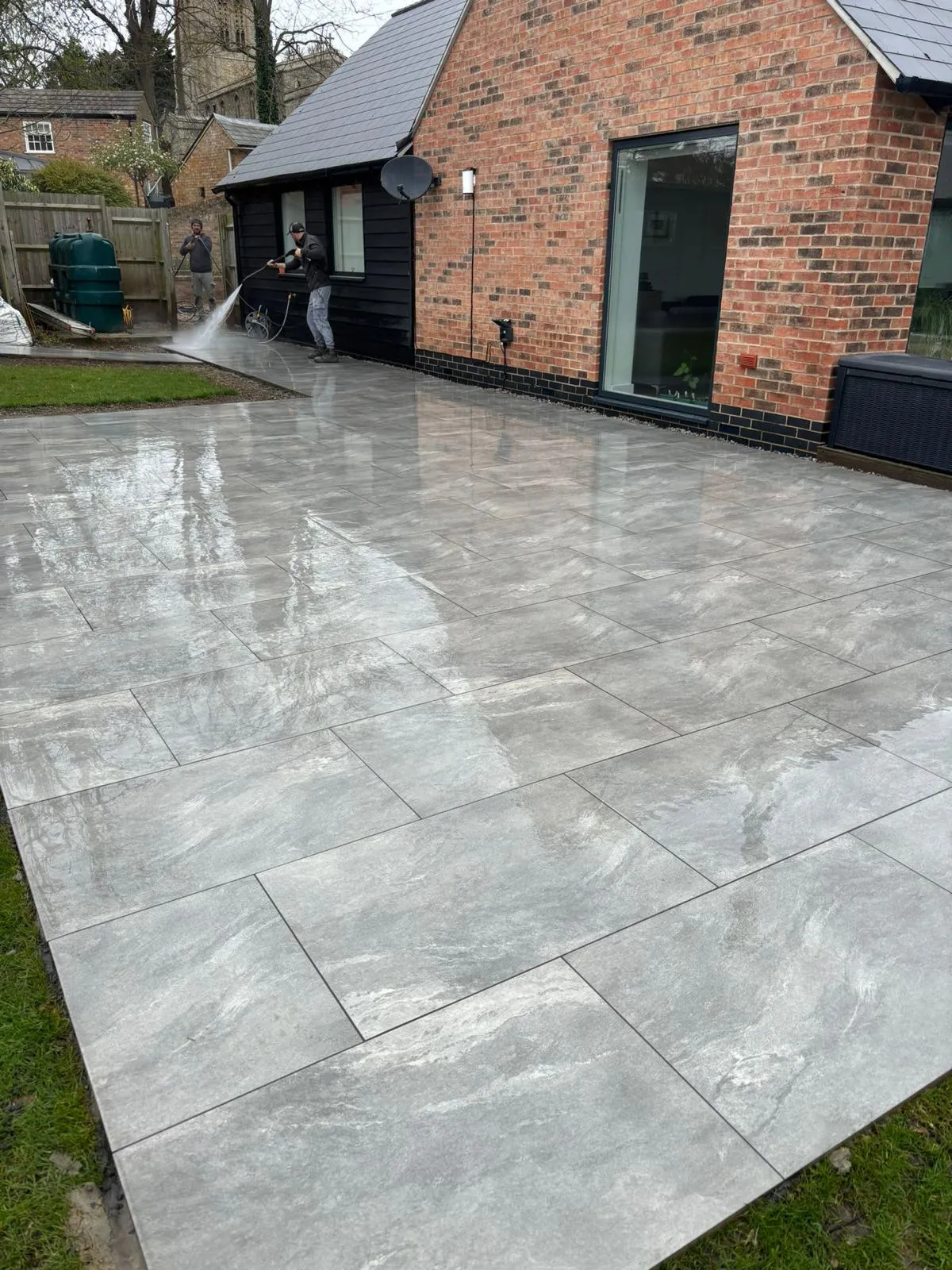 Porcelain paved patio by Urban Planet Construction