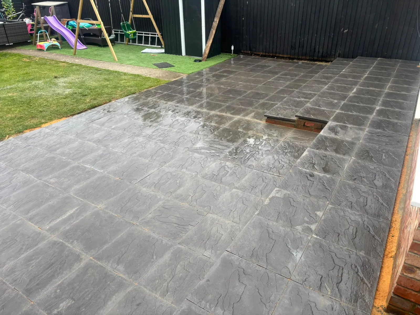 Porcelain paved patio by Urban Planet Construction