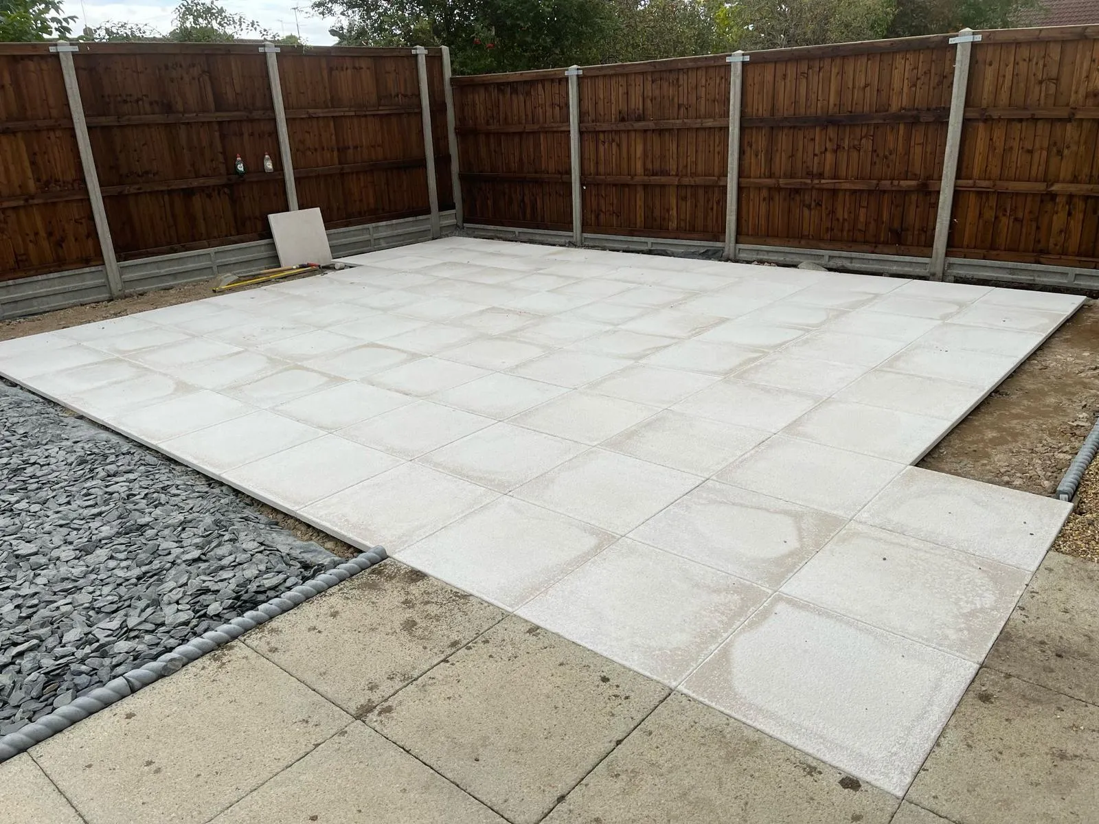 Porcelain paved patio by Urban Planet Construction