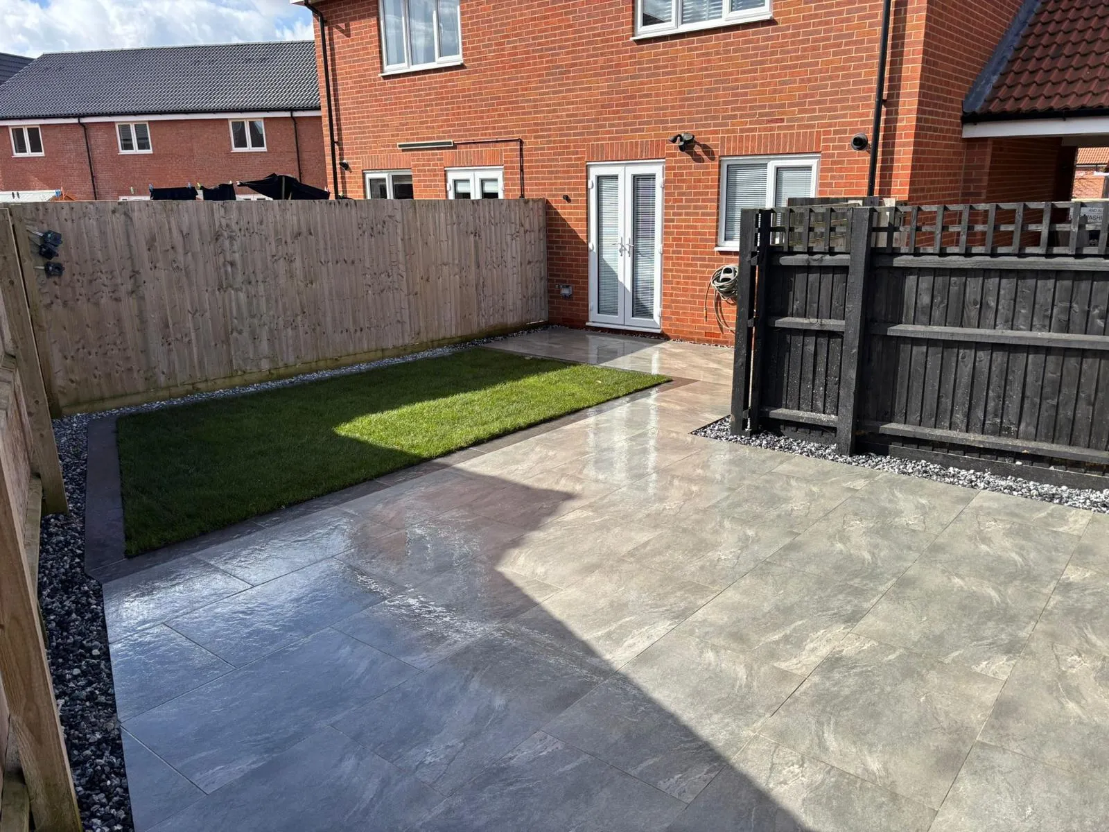 Porcelain paved patio by Urban Planet Construction