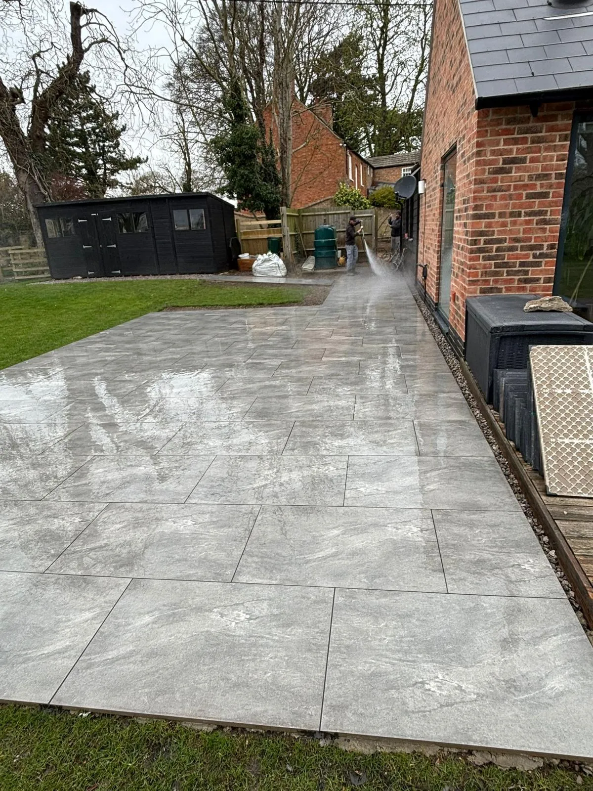 Porcelain paved patio by Urban Planet Construction