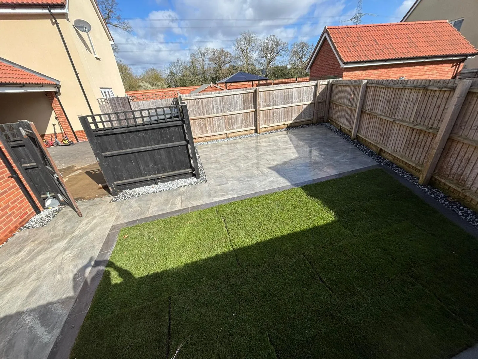 Porcelain paved patio by Urban Planet Construction