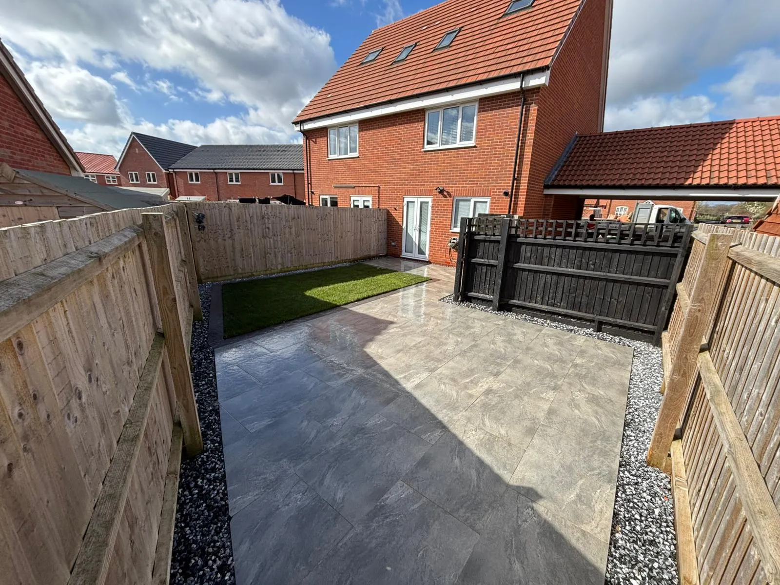 Porcelain paved patio by Urban Planet Construction