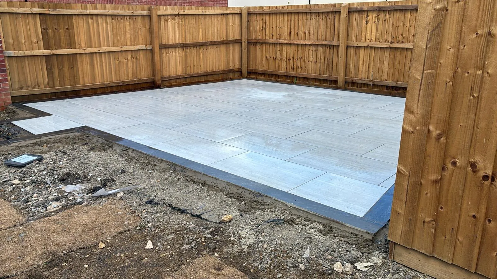 Porcelain paved patio by Urban Planet Construction
