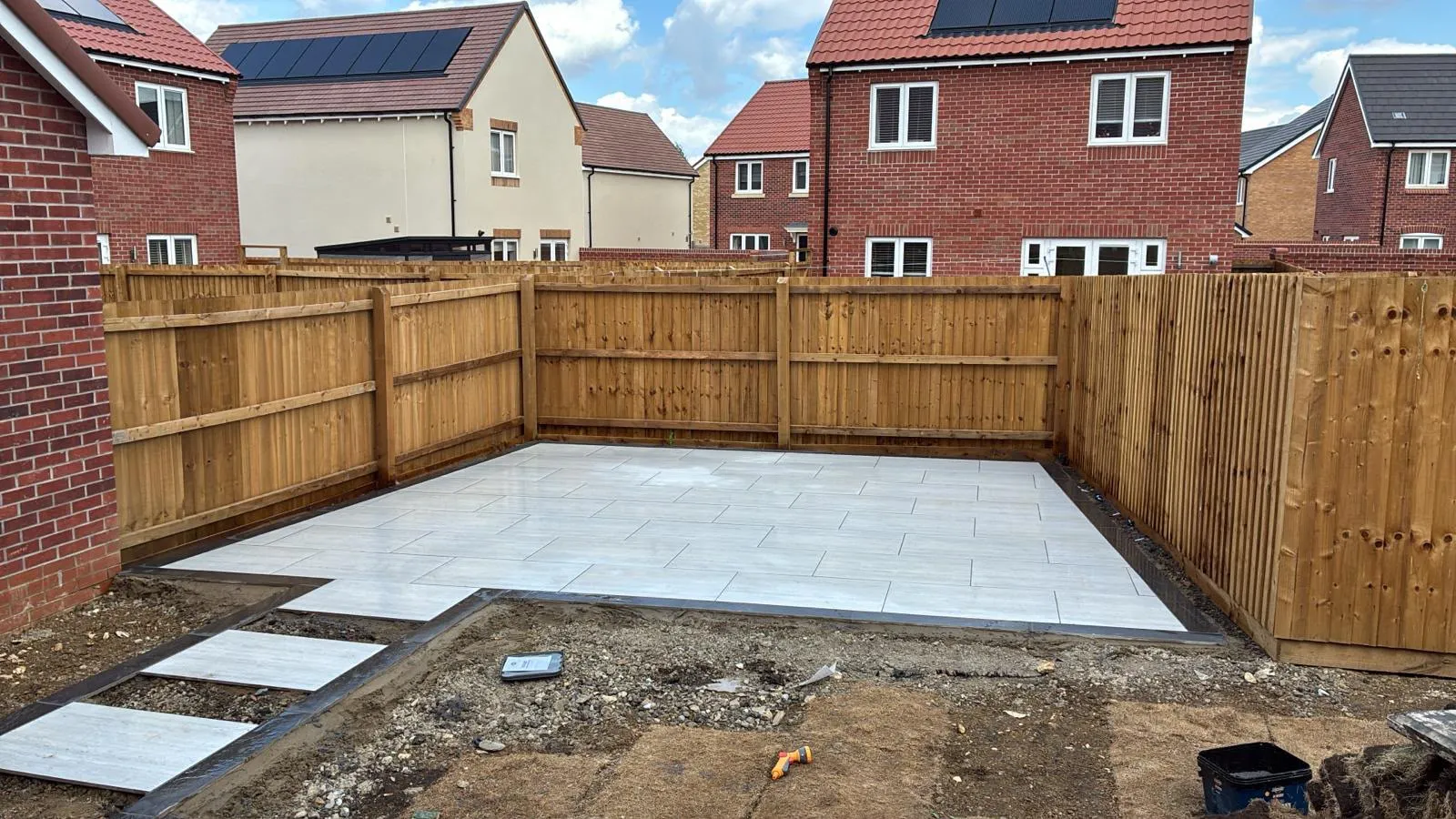 Porcelain paved patio by Urban Planet Construction