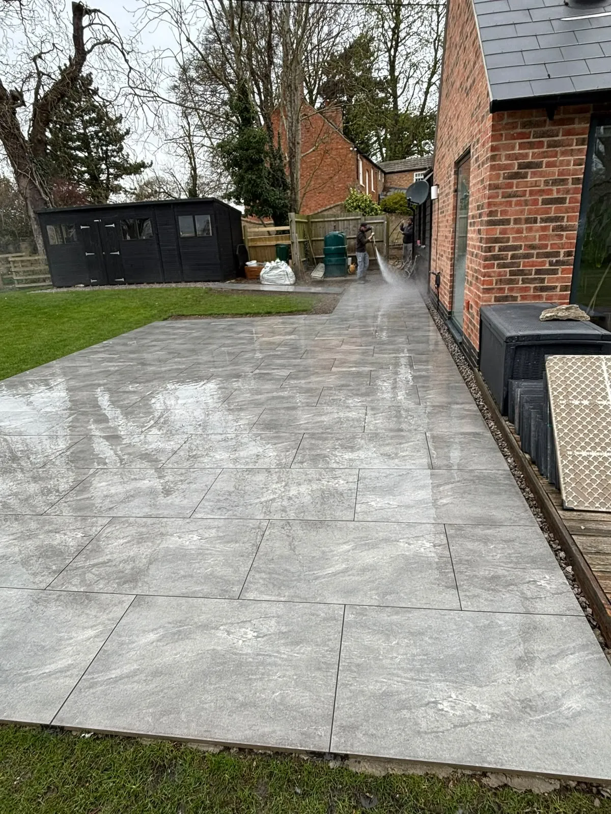 Porcelain paved patio by Urban Planet Construction