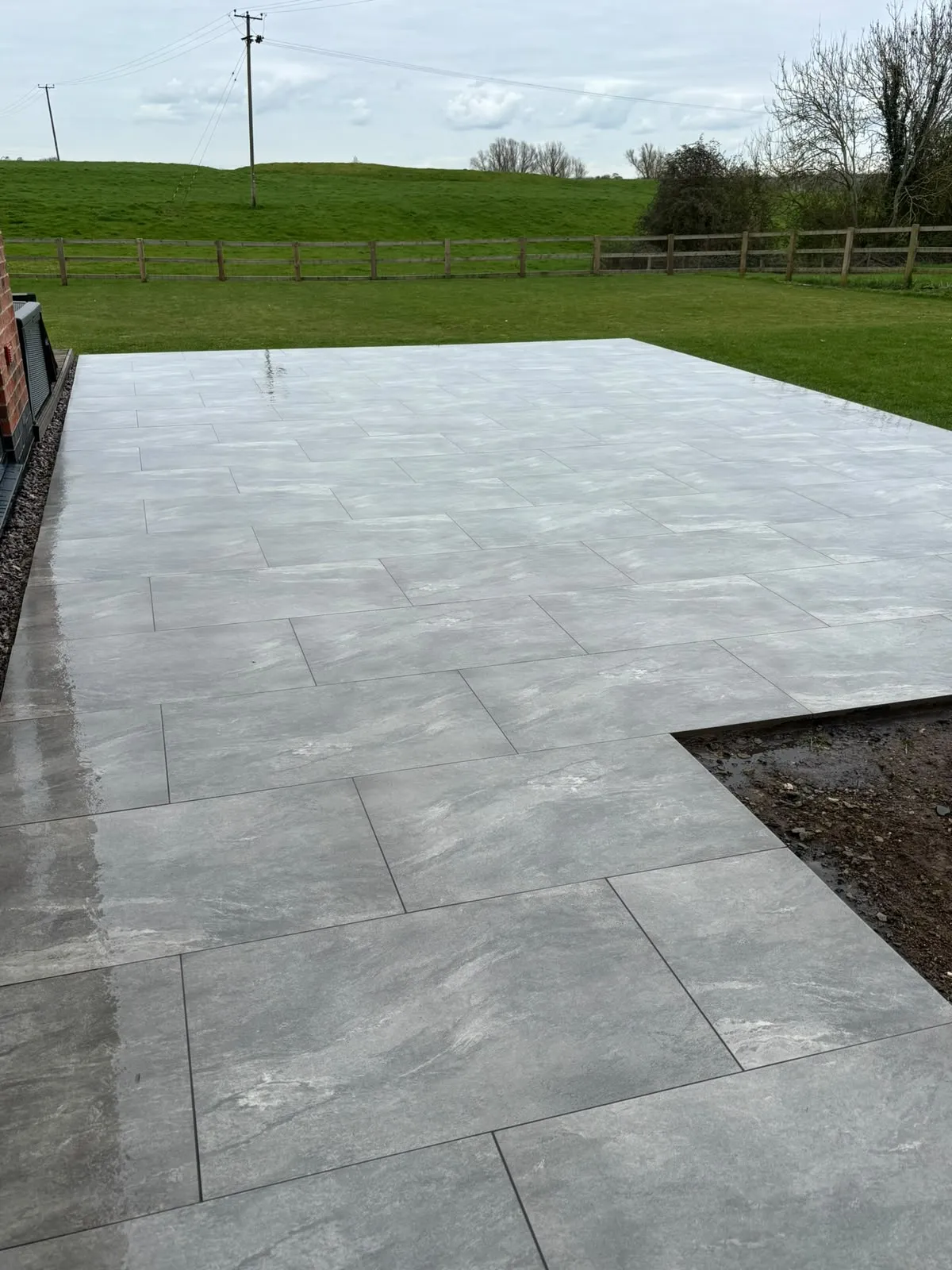 Porcelain paved patio by Urban Planet Construction